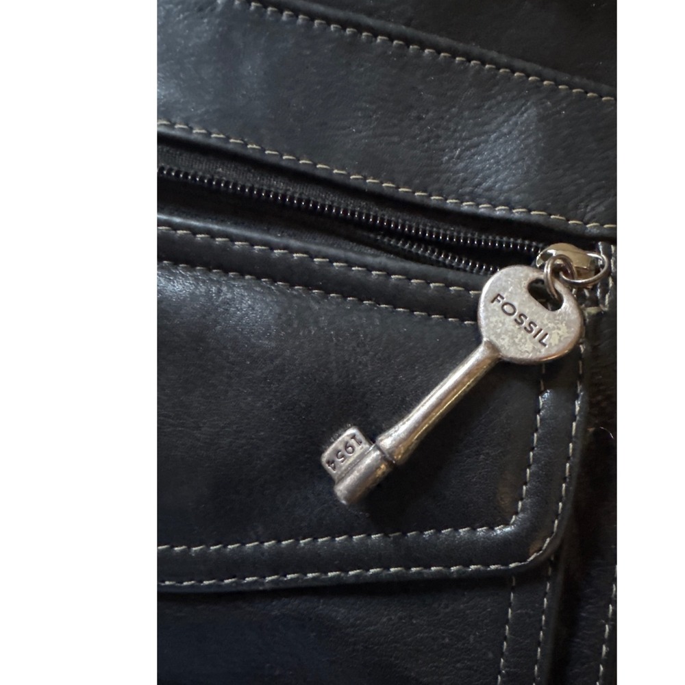 Fossil Black Leather Crossbody Bag Signature Key Charm Organizer 75082 9 x 8 - Picture 5 of 16